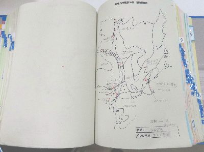 写真：分厚いファイルにたくさんの資料