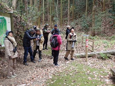 写真：みんなで散策