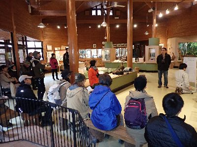 写真：みんなで座り指導員の話を聞く