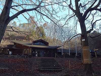 写真：冬晴れの青い空とネイチャーセンター