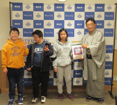 写真：群馬県立桐生特別支援学校児童生徒からのカレンダー贈呈式の様子