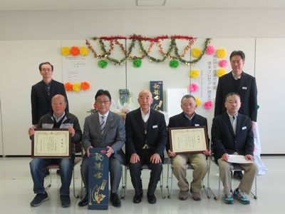 写真：桐生水産物買受人組合様・マルシン様による交通遺児家庭歳末プレゼント贈呈式の様子