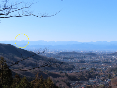 写真:ノスリ観察舎からの眺め(空高く薄ら写る富士山)