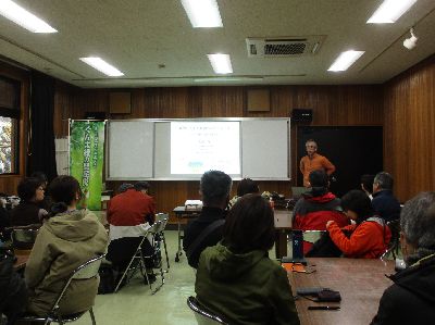 写真:プロジェクターを見ながらの講義