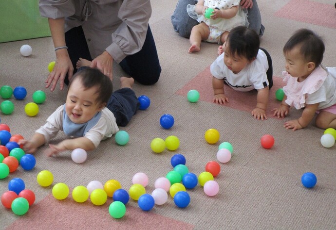 画像：子どもがボールで遊ぶ様子