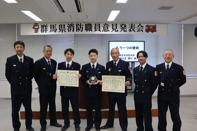 写真：表彰状を持った関口消防副士長と応援職員