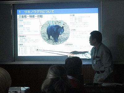 写真：クマの映像を見せながら説明する講師