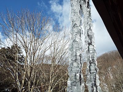 写真：屋根から下がる鎖を流れ落ちた水が白い氷になっている