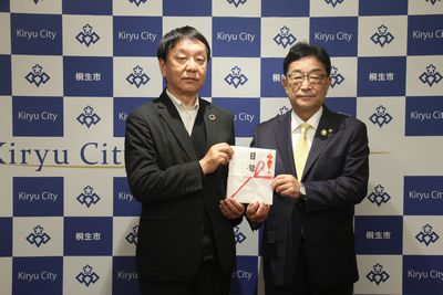 写真:ファームランド株式会社様からの寄附の受け入れの様子