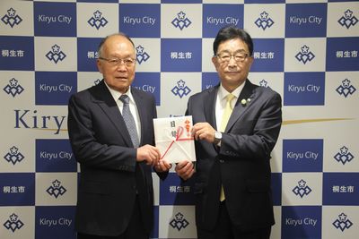 写真:株式会社フライングガーデン様からの寄附の受け入れの様子