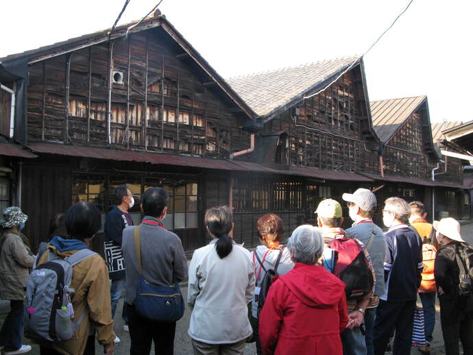 写真：後藤織物を見学する参加者の様子