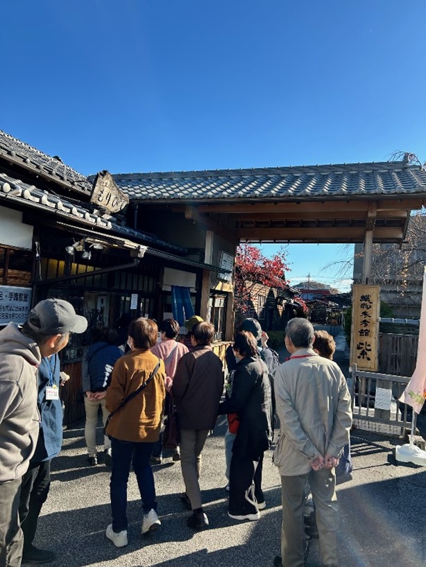 写真：織物参考館・紫（ゆかり）を見学する参加者の様子