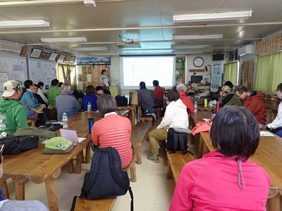 写真：スクリーンに映し出される資料を真剣に見る参加者たち