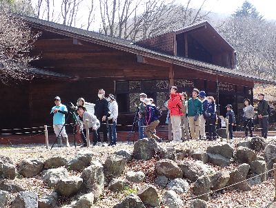 写真：スコープを覗く参加者たち