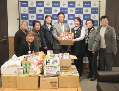 写真：群馬県地域婦人団体連合会ならびに桐生市婦人団体連絡協議会様からの寄附の受け入れの様子