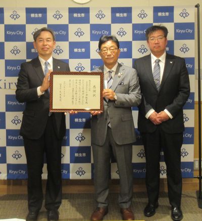 写真：株式会社SANKYO様からの寄附の受け入れの様子