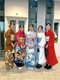 写真:着物を着た5人組の女子