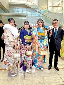 写真:スーツ着た男性1人、着物着た女性3人