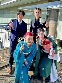 写真:スーツ着た男性2人と着物の女性2人