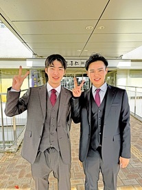 写真:スーツ着た男性2人組 外で撮影