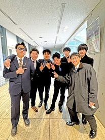 写真:スーツ着た男性7人組