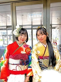 写真:着物着た女性2人 アップで撮影