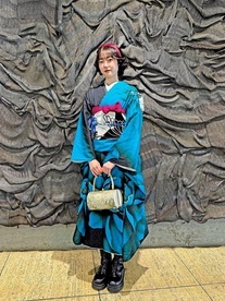 写真:青い着物を着た女性