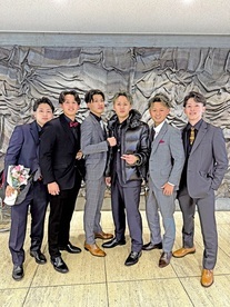 写真:スーツ着た男性6人組 ガッツポーズ