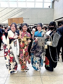 写真:着物着た女性4人組 それぞれポーズをしている