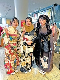 写真:着物着た女性3人 ピース姿