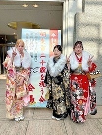 写真:着物着た女性3人がピースしている