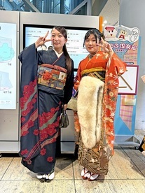 写真:着物着た女性2人 ピース