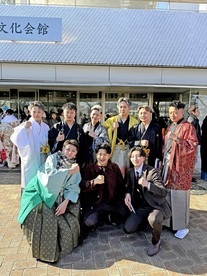 写真:袴着た男性9人組