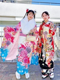 写真:笑顔で写る着物姿の女性2人