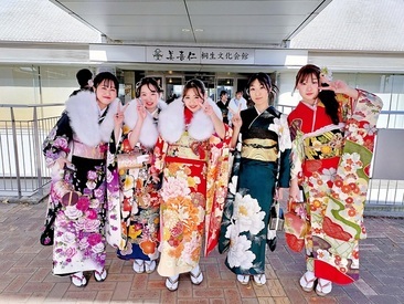 写真:着物の女性5人 笑顔で撮影