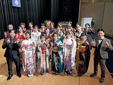 写真:男女の若者