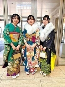 写真:着物を着た女性3人