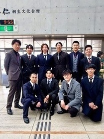 写真:スーツ姿の男性陣