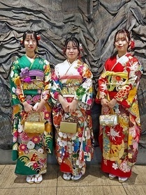 写真:着物着た女性 3人