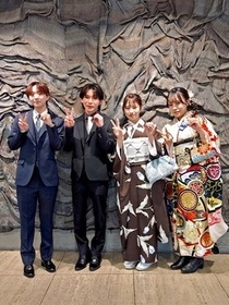 写真:スーツの男性2人、着物の女性2人