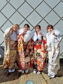 写真:着物着た女性4人 外で撮影