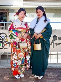 写真:着物着た女性2人 外で撮影