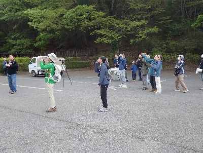 写真:双眼鏡を覗く参加者たち