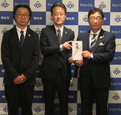写真：株式会社石川綜合設計様からの寄附の受け入れの様子1