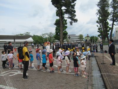 写真：児童福祉週間行事「鯉のぼり掲揚」式典の様子1