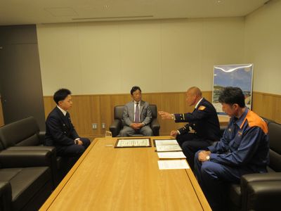 写真：第49回全国消防長会関東支部消防職員意見発表会　最優秀賞受賞報告の様子1
