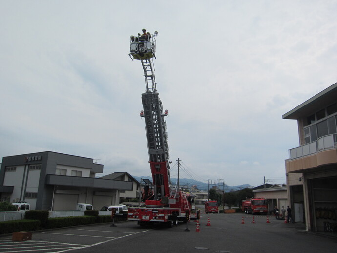 はしご車のバスケットに搭乗ている様子
