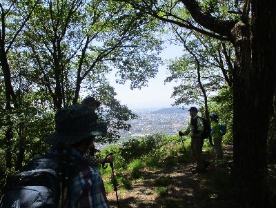 写真：山頂から見える展望と参加者