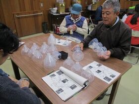 写真:トラップを組み立てる参加者たち