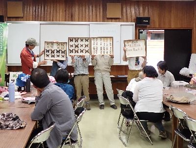 写真:標本箱を見ながらの説明